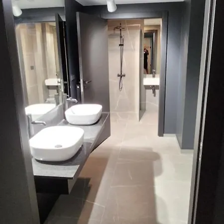 Luxury Apartments, Pool & Gym & Sauna & Self Check In 24 H & Free Parking 아파트 *